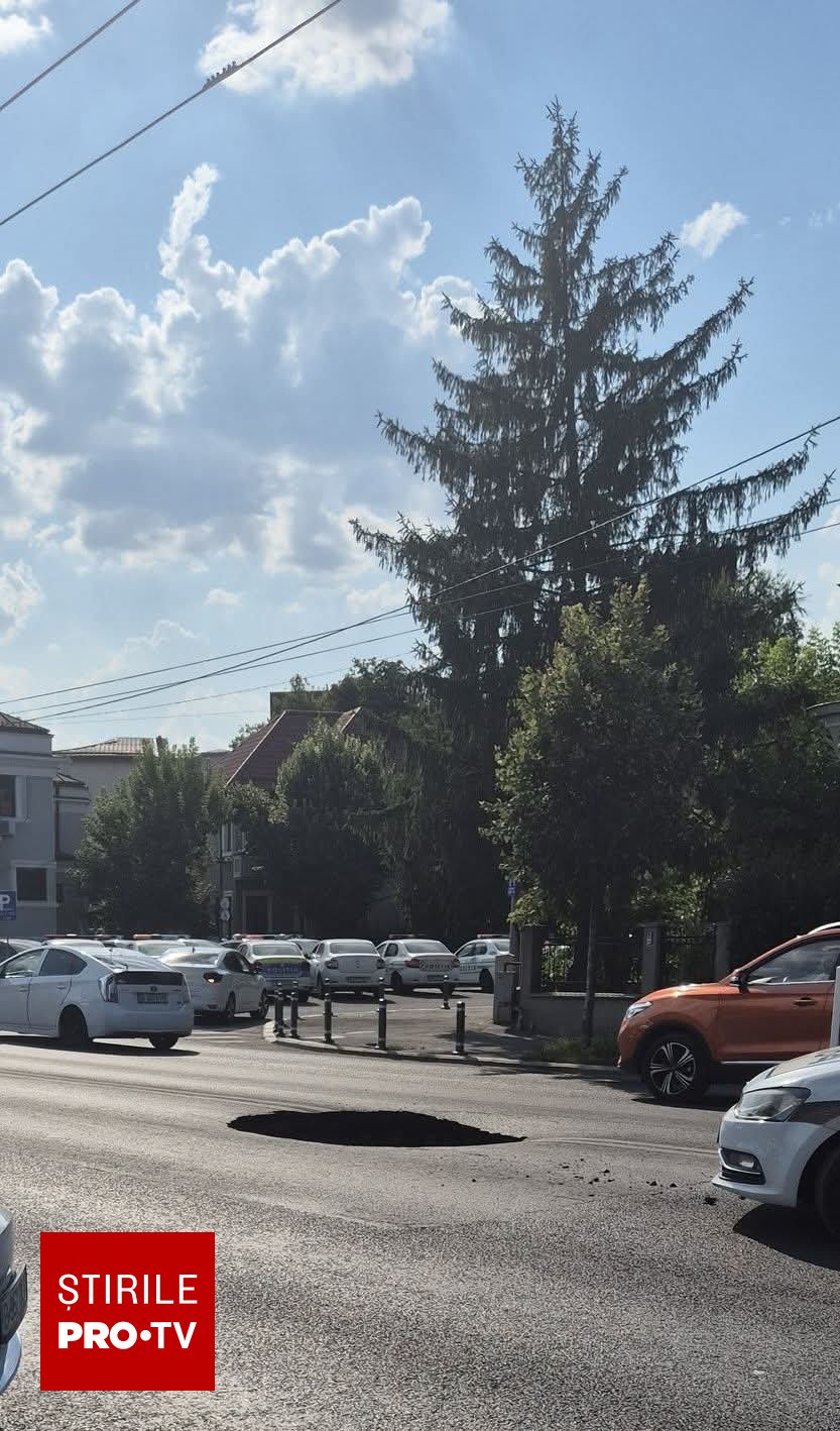 Crater uriaș pe bulevardul Eroilor din București, carosabil surpat Crater uriaș pe bulevardul Eroilor din București, carosabil surpat
