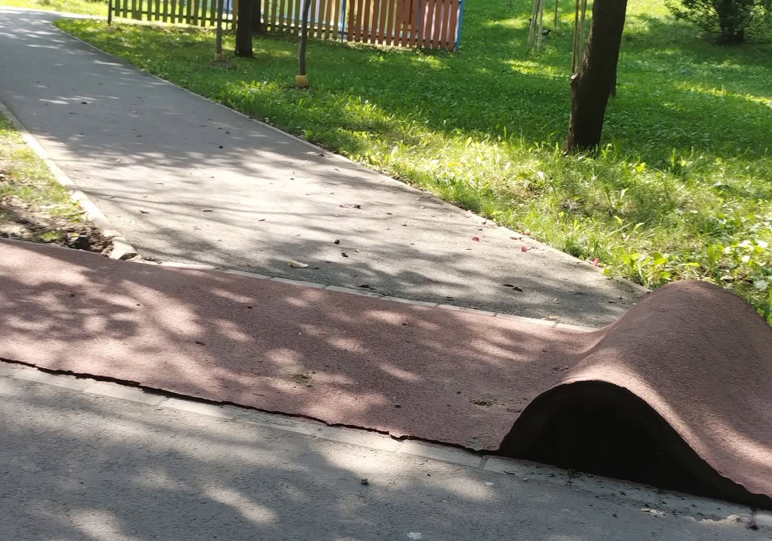 Pista de alergare din Parcul Morarilor s-a dezlipit și a devenit val, pe traseul pentru sportivi