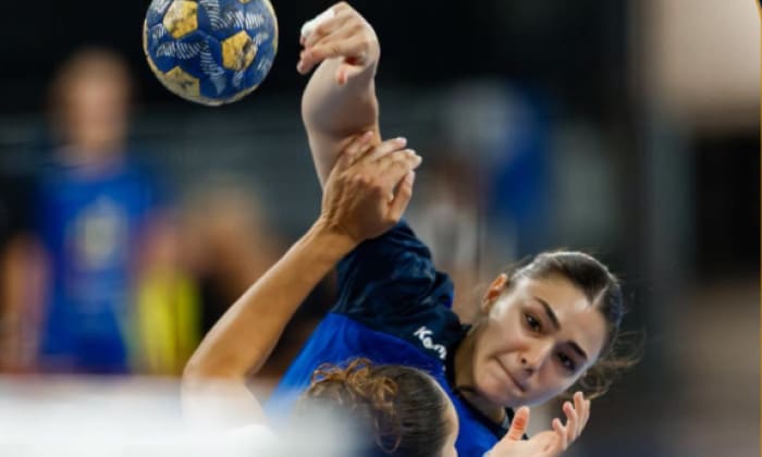 Jucătoare române în acțiune la meciul cu Franța la CM U18 Jucătoare române în acțiune la meciul cu Franța la CM U18