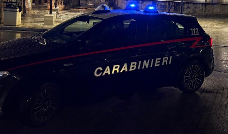 Bărbat în stare critică pe patul de spital, Milano, Italia Bărbat în stare critică pe patul de spital, Milano, Italia