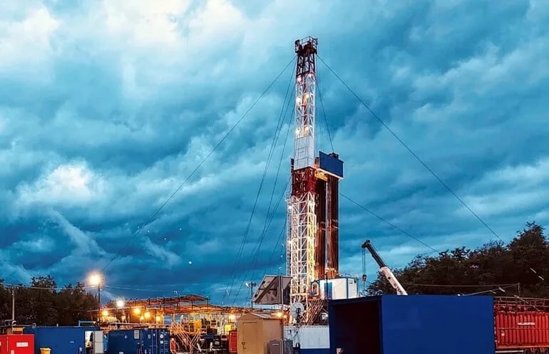 Echipament de foraj petrolier în acțiune, companie românească Echipament de foraj petrolier în acțiune, companie românească