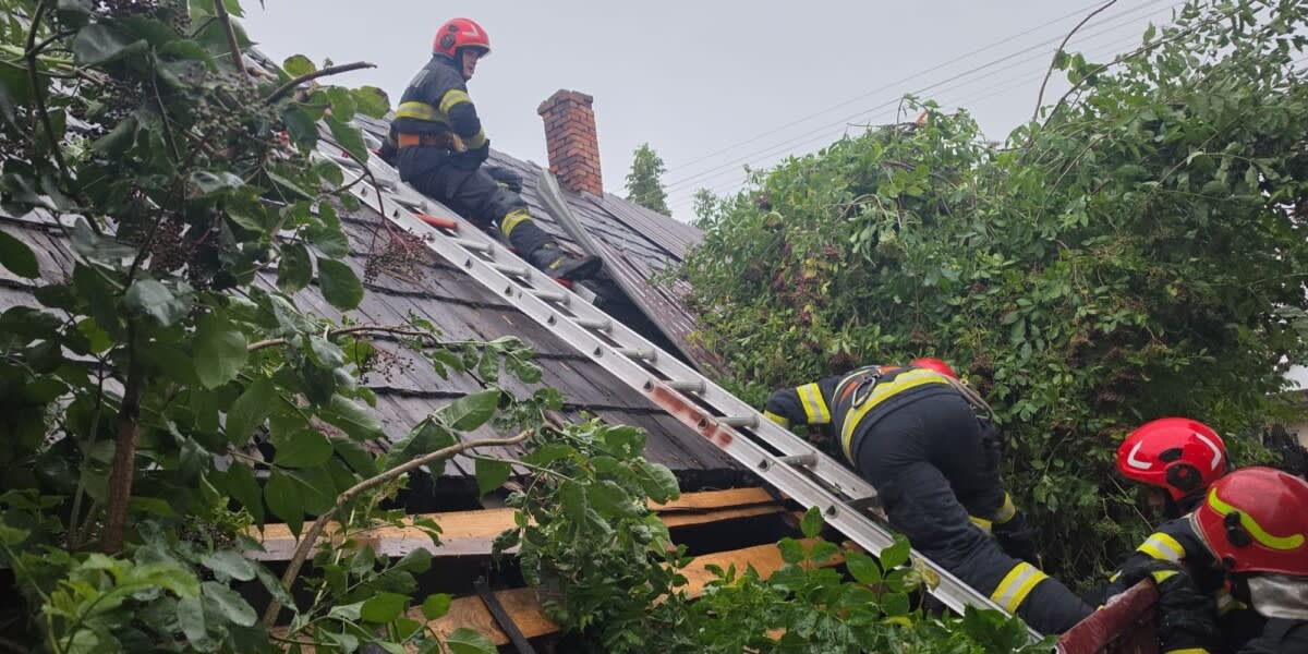 Pompieri intervenind după furtună în Suceava Pompieri intervenind după furtună în Suceava