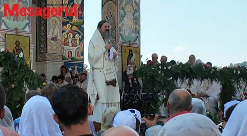 Episcopul Macarie recitând poezie la Mănăstirea Neamț Episcopul Macarie recitând poezie la Mănăstirea Neamț