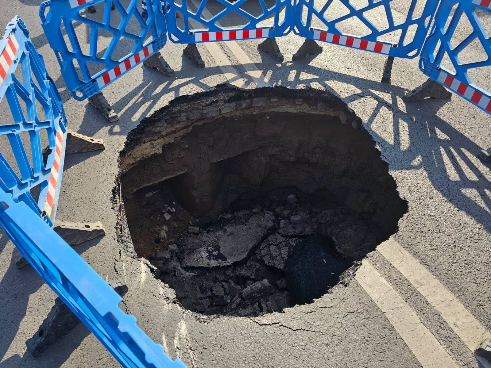Echipă de muncitori reparând carosabilul surpat pe Bulevardul Eroilor din București Echipă de muncitori reparând carosabilul surpat pe Bulevardul Eroilor din București