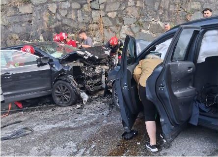 Un minor și două persoane au fost rănite într-un accident rutier pe DN 66 în apropiere de Paroșeni
