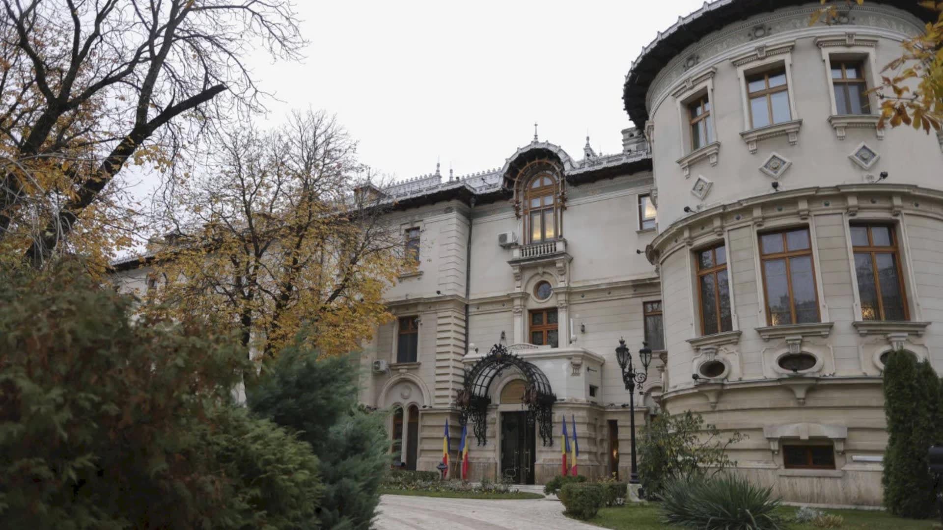 Copii participând la atelier de botanică în grădina Muzeului Cotroceni Copii participând la atelier de botanică în grădina Muzeului Cotroceni