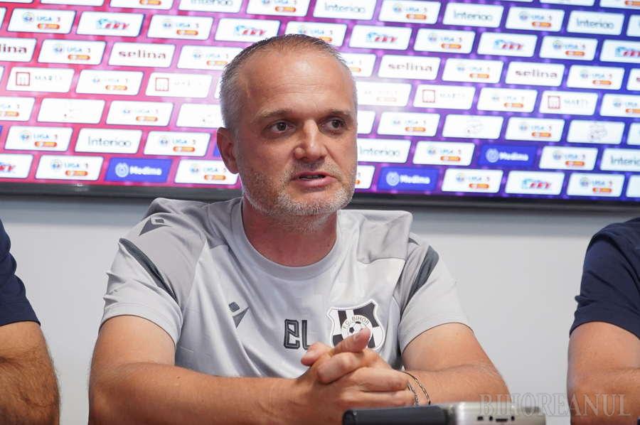 Jucători FC Bihor și Chiajna în acțiune pe teren Jucători FC Bihor și Chiajna în acțiune pe teren