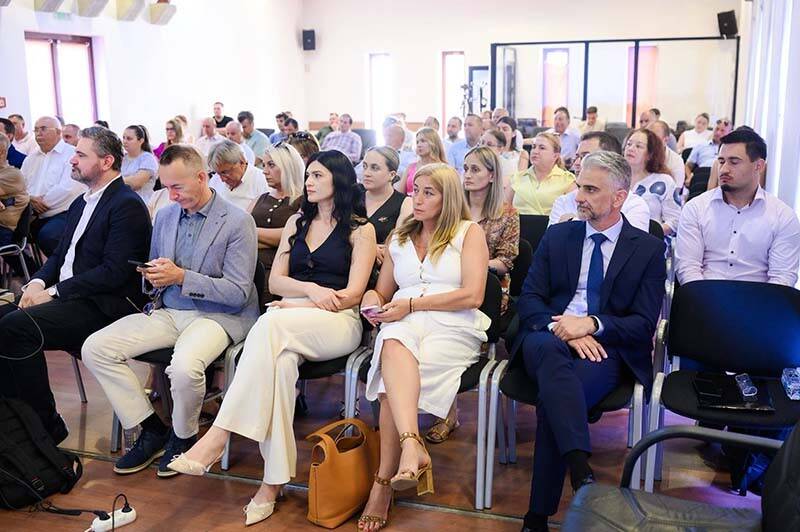 Reprezentanți ai Primăriei Băsești participând la evenimentul Caravanei Cloud Reprezentanți ai Primăriei Băsești participând la evenimentul Caravanei Cloud