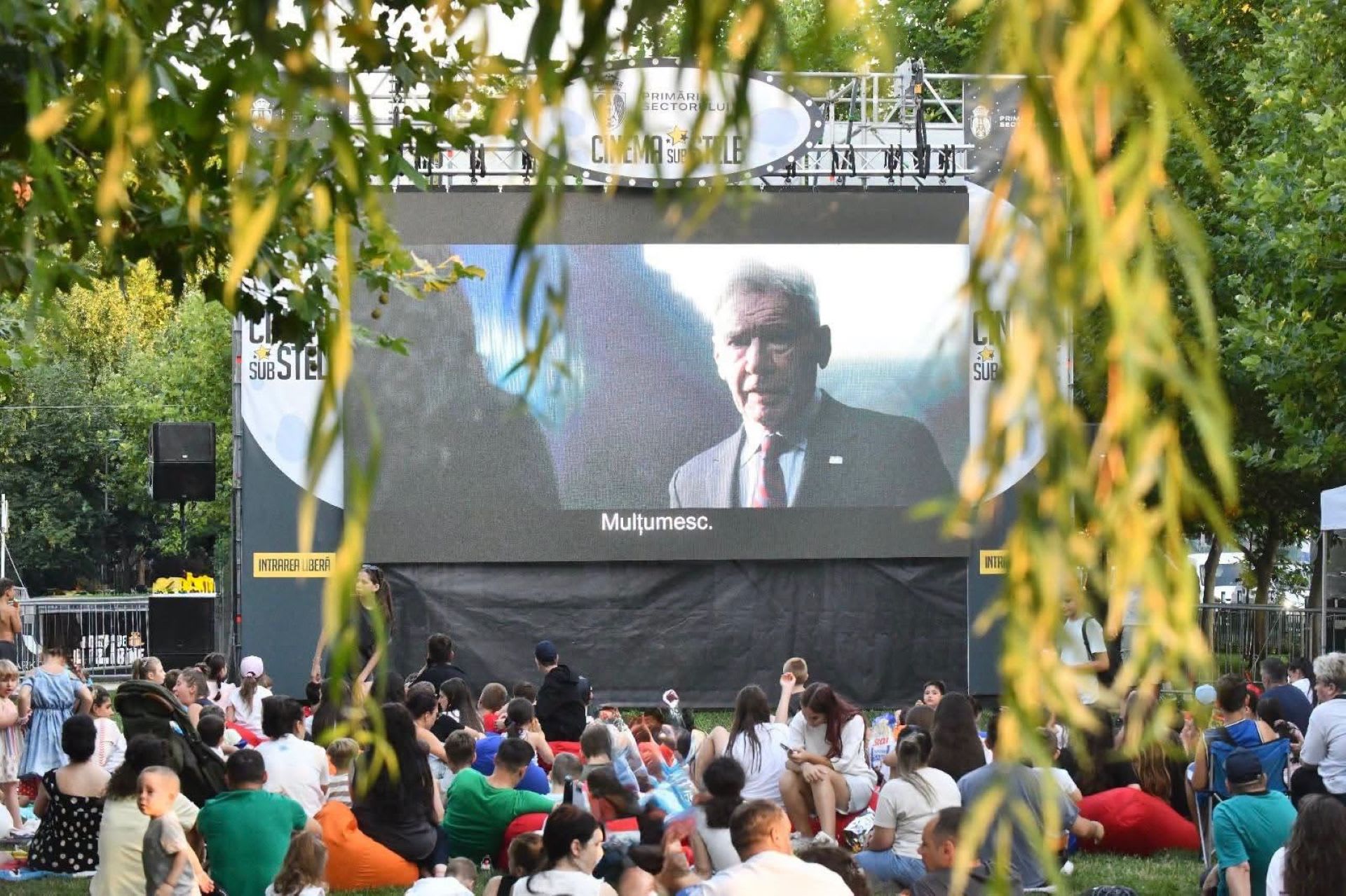 Regizorul Tudor Giurgiu discuta cu publicul la proiecția filmului Nasty în Parcul Liniei Regizorul Tudor Giurgiu discuta cu publicul la proiecția filmului Nasty în Parcul Liniei