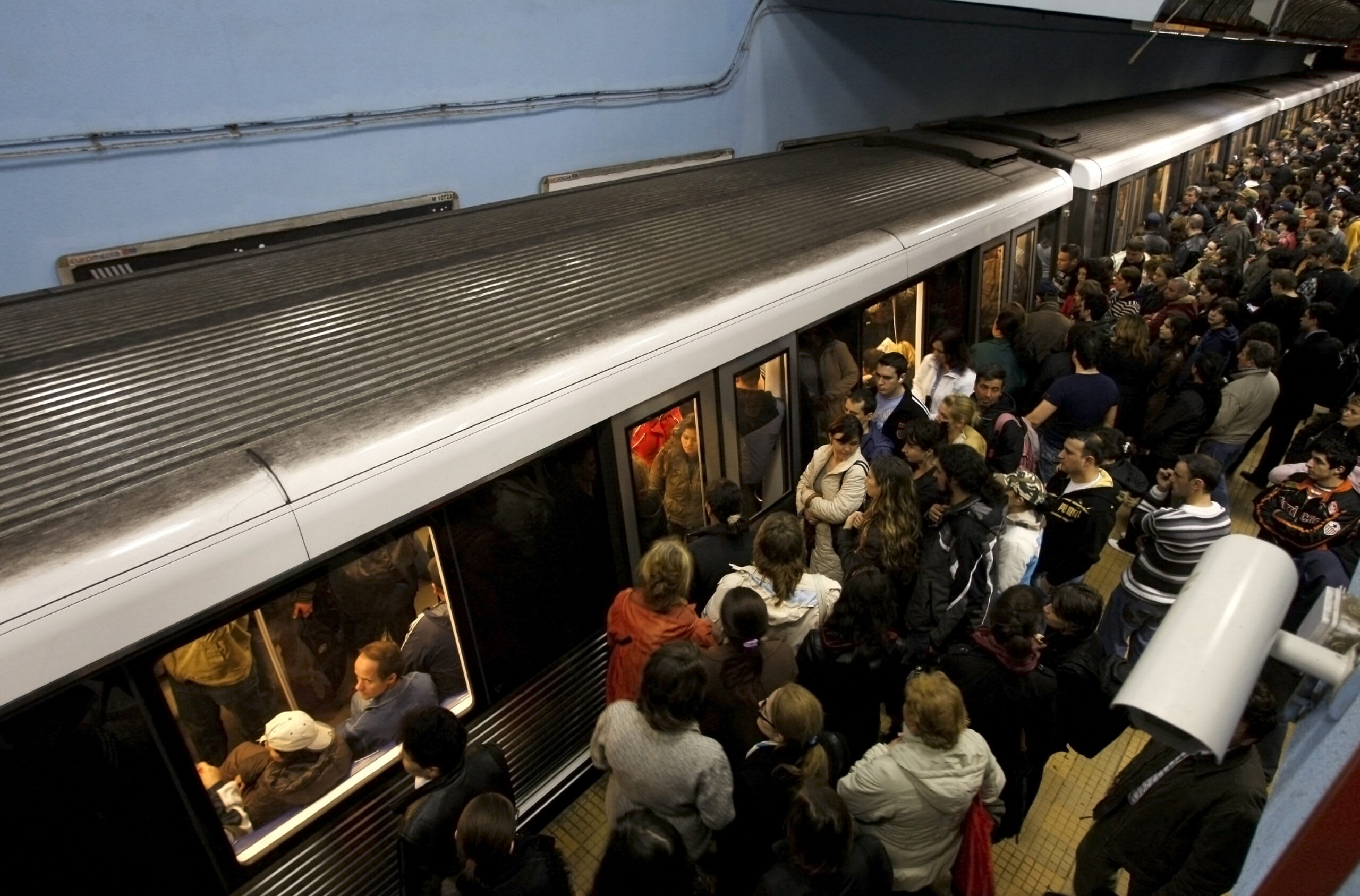 Tren metrou în stație în București, dimineața Tren metrou în stație în București, dimineața