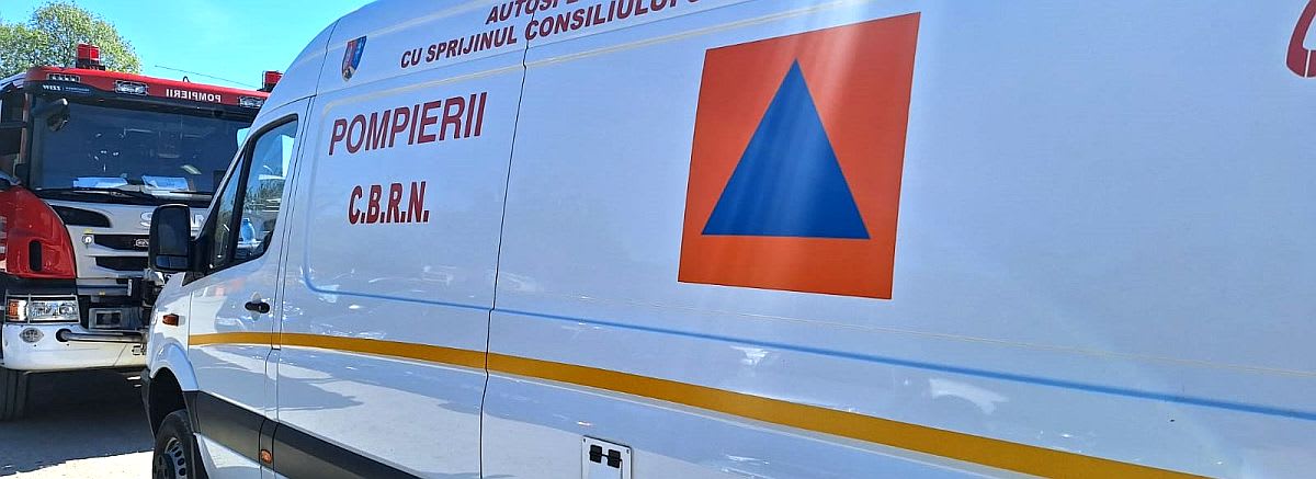 Autocamion răsturnat cu recipiente de hipoclorit, intervenție pompieri Autocamion răsturnat cu recipiente de hipoclorit, intervenție pompieri