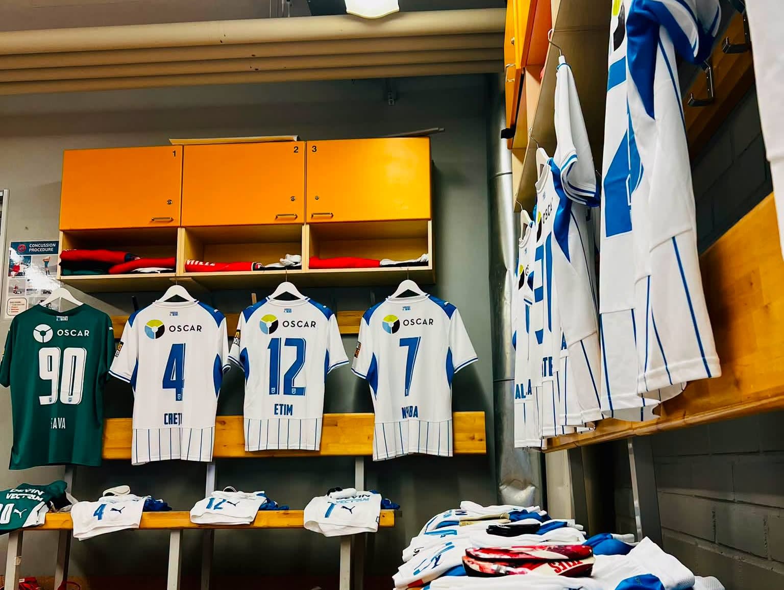 Pavel Badea și jucători ai Craiovei pe stadionul Ion Oblemenco Pavel Badea și jucători ai Craiovei pe stadionul Ion Oblemenco