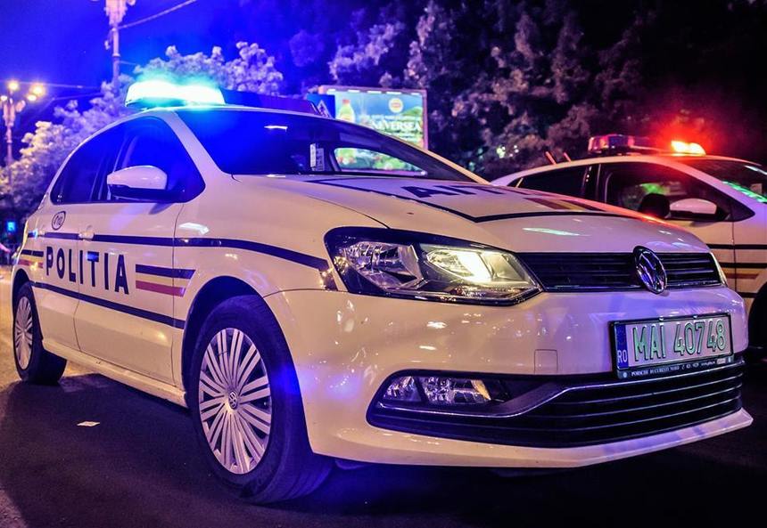 Jandarm în uniformă predând un portofel la sediul Jandarmeriei Vâlcea Jandarm în uniformă predând un portofel la sediul Jandarmeriei Vâlcea