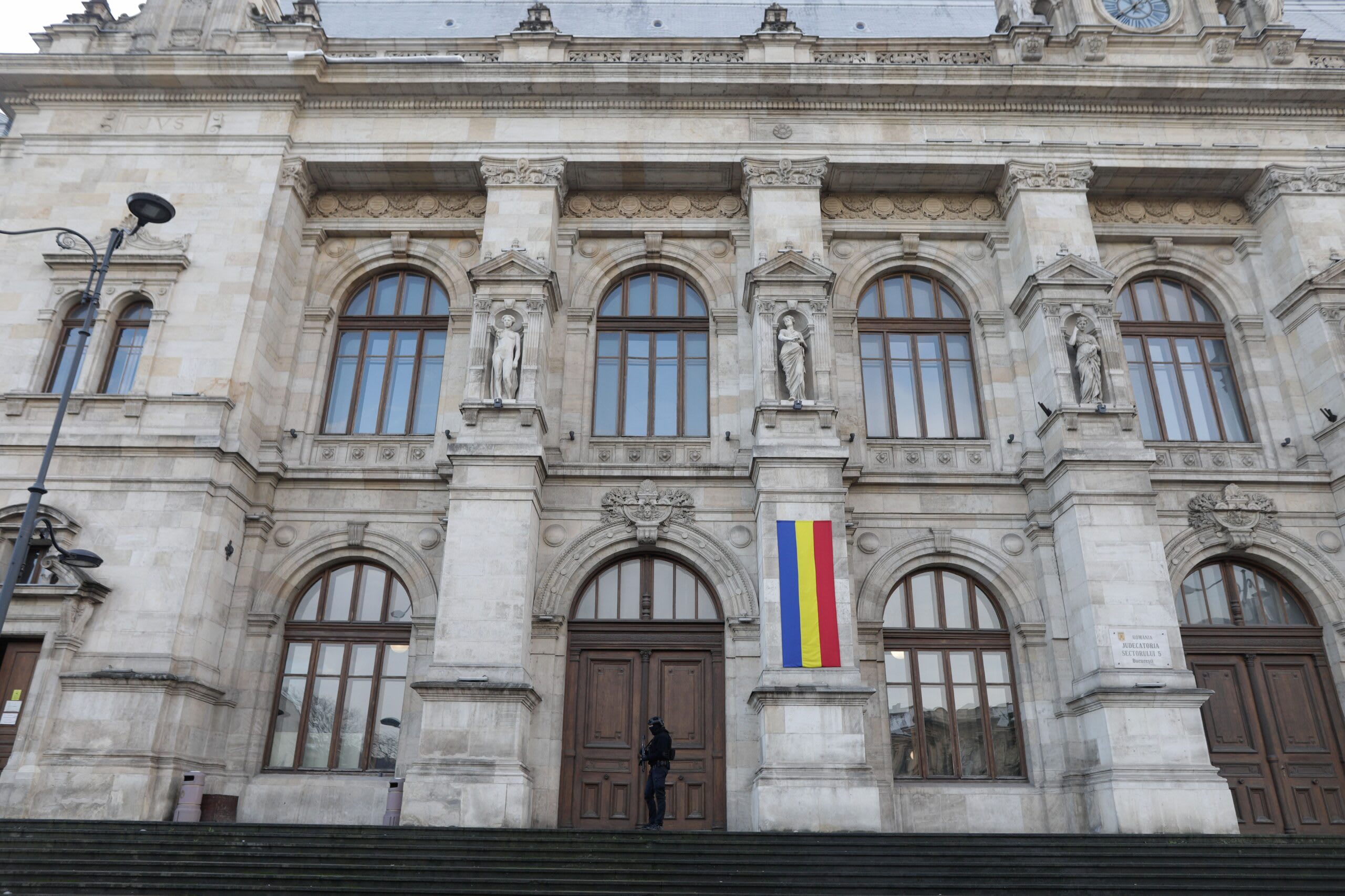 Judecător la Curtea de Apel București în sala de judecată Judecător la Curtea de Apel București în sala de judecată