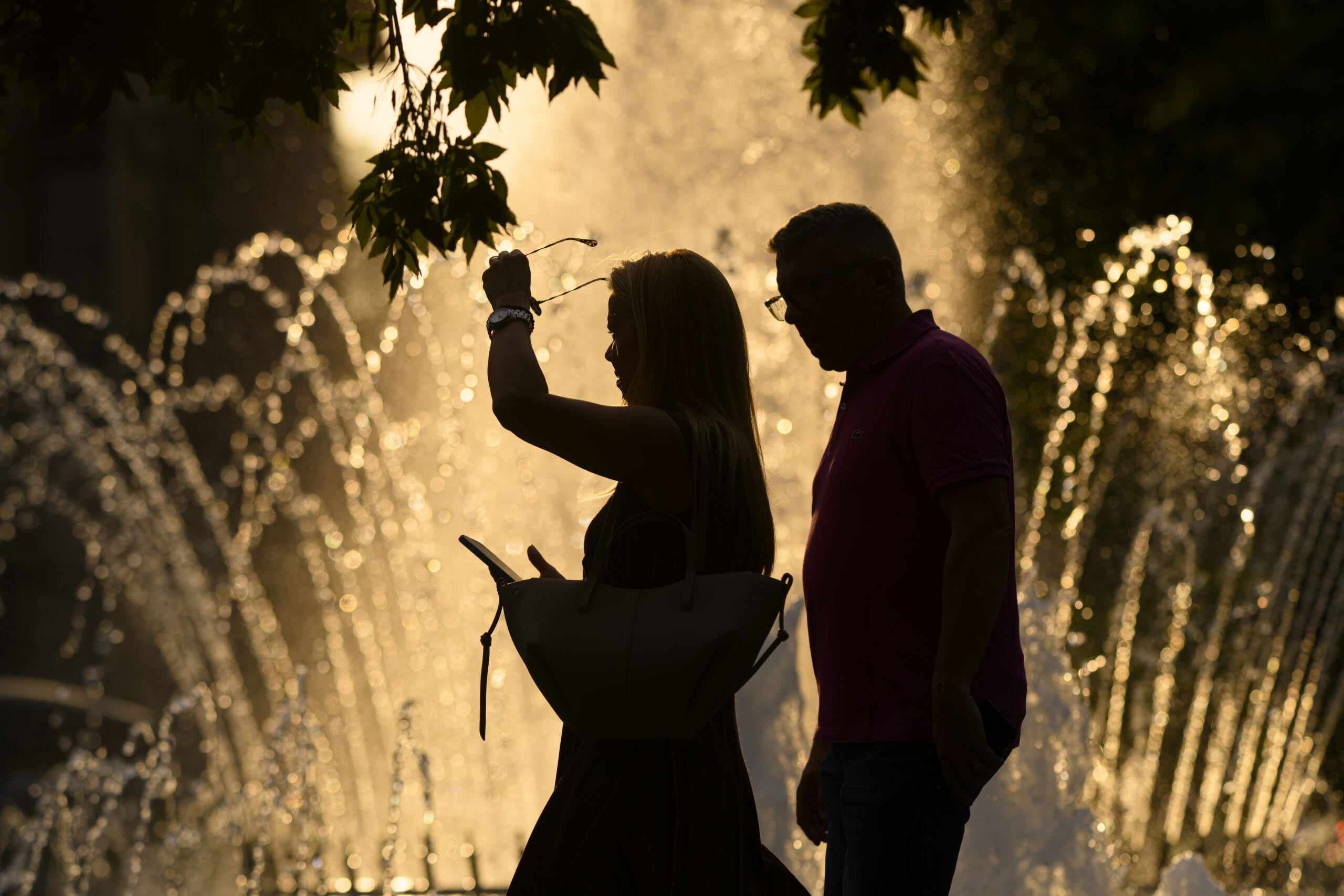 Fasade de blocuri în București sub cer înnorat, temperaturi ridicate Fasade de blocuri în București sub cer înnorat, temperaturi ridicate