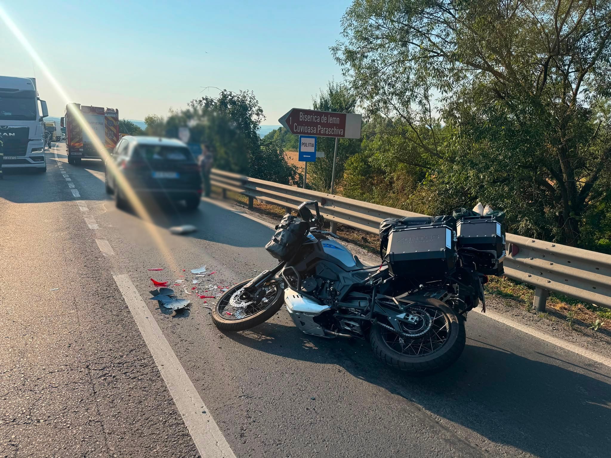 Mașină și motocicletă avariate după accident la Margina Mașină și motocicletă avariate după accident la Margina