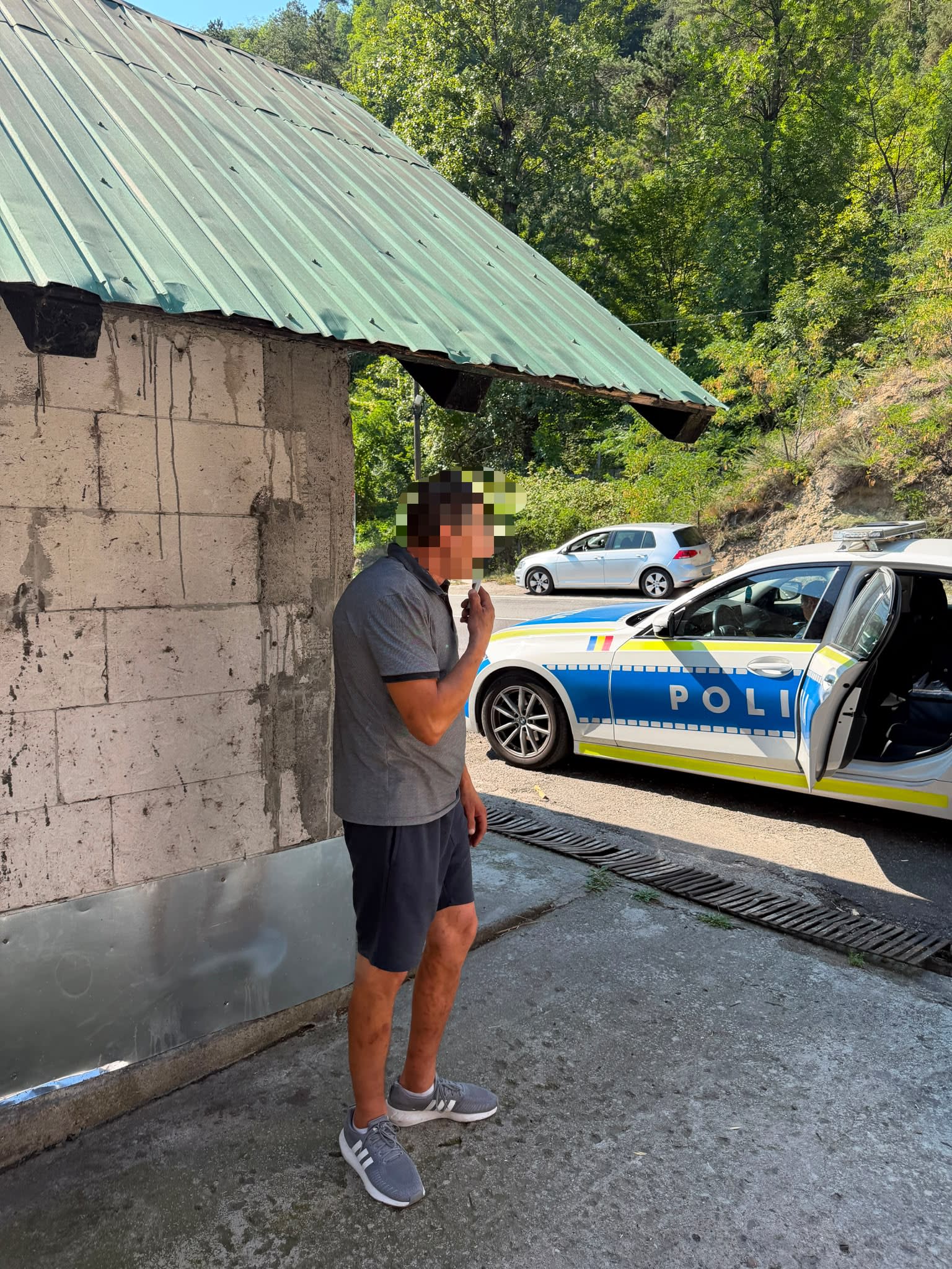 Polițiști rutieri verificând un șofer drogat în România Polițiști rutieri verificând un șofer drogat în România