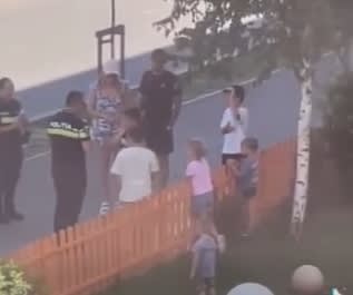 Polițiști din Brașov cumpărând limonadă de la copii Polițiști din Brașov cumpărând limonadă de la copii