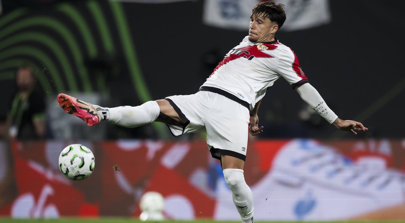 Andrei Rațiu în tricoul echipei Rayo Vallecano Andrei Rațiu în tricoul echipei Rayo Vallecano