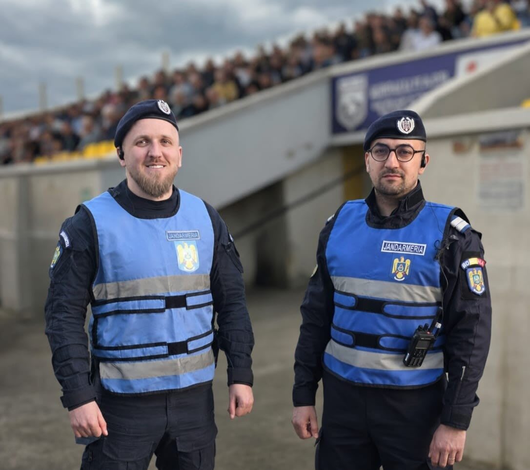 Jandarmi și suporteri la stadion în timpul meciului de fotbal Jandarmi și suporteri la stadion în timpul meciului de fotbal
