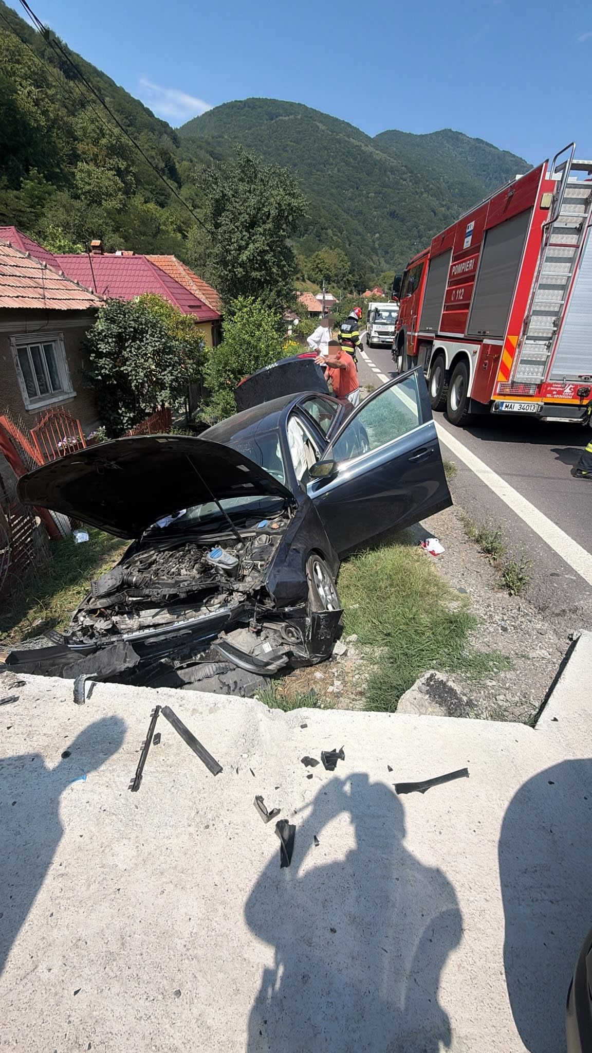 Mașină avariată pe DN7 în localitatea Robești Mașină avariată pe DN7 în localitatea Robești