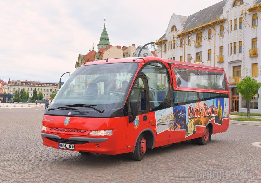 Autobuz turistic în centrul orașului Oradea, turism, plimbare de agrement Autobuz turistic în centrul orașului Oradea, turism, plimbare de agrement