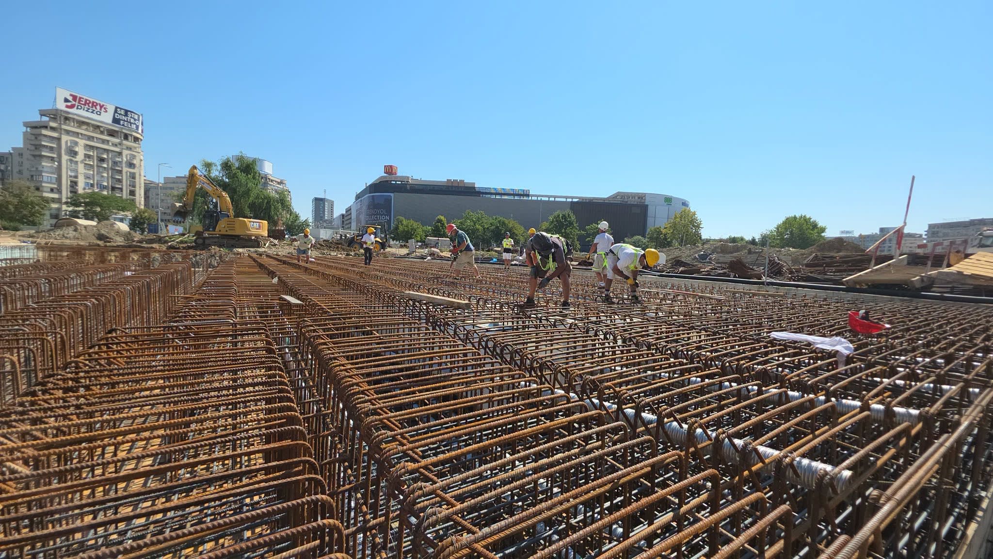 Imagini de pe șantierul de la Planșeul Unirii, muncitori și structură de beton Imagini de pe șantierul de la Planșeul Unirii, muncitori și structură de beton