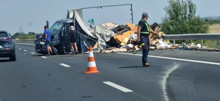 Dubiță încărcată cu textile implicată într-un accident pe autostradă Dubiță încărcată cu textile implicată într-un accident pe autostradă