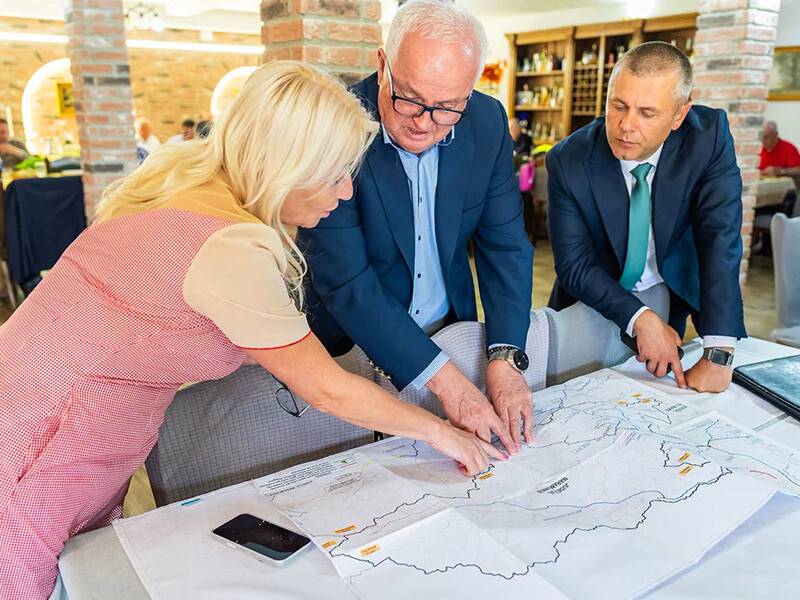 Primarul din Lăpuș discutând despre proiectul de introducere a gazului Primarul din Lăpuș discutând despre proiectul de introducere a gazului