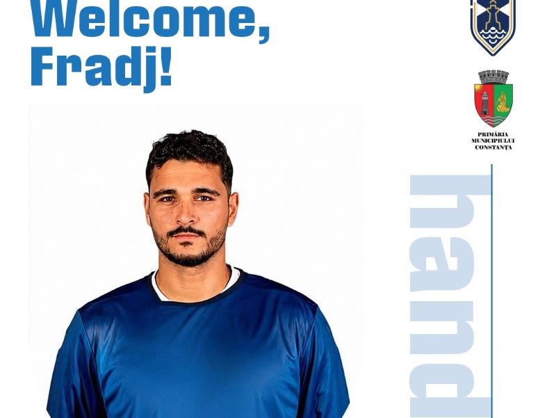 Portar tunisian în echipament de handbal, acțiune pe teren Portar tunisian în echipament de handbal, acțiune pe teren
