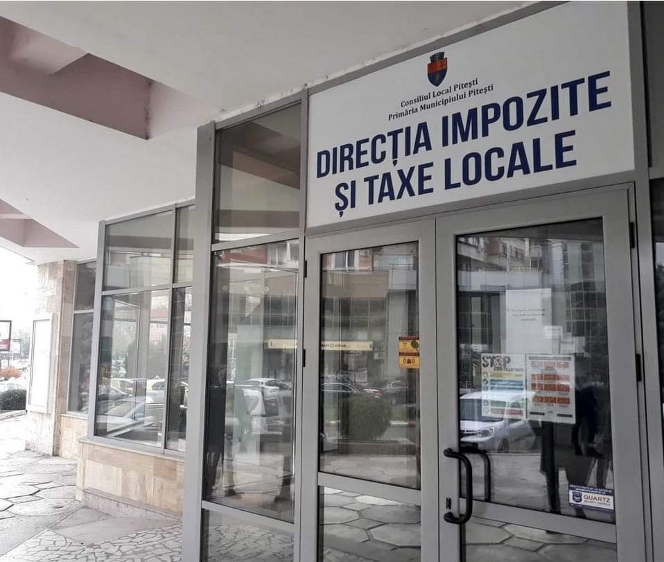 Calculator și ecran cu platforma digitală pentru certificate fiscale la Pitești Calculator și ecran cu platforma digitală pentru certificate fiscale la Pitești