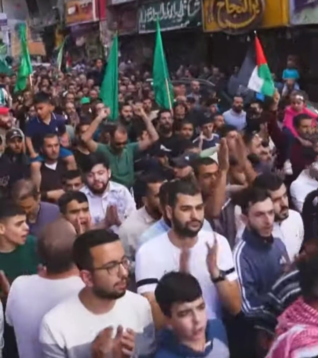 Colonist israelian cu armă în Cisiordania Colonist israelian cu armă în Cisiordania