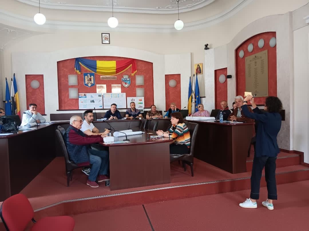 Cetățeni participând la dezbatere publică în Râmnicu Vâlcea Cetățeni participând la dezbatere publică în Râmnicu Vâlcea