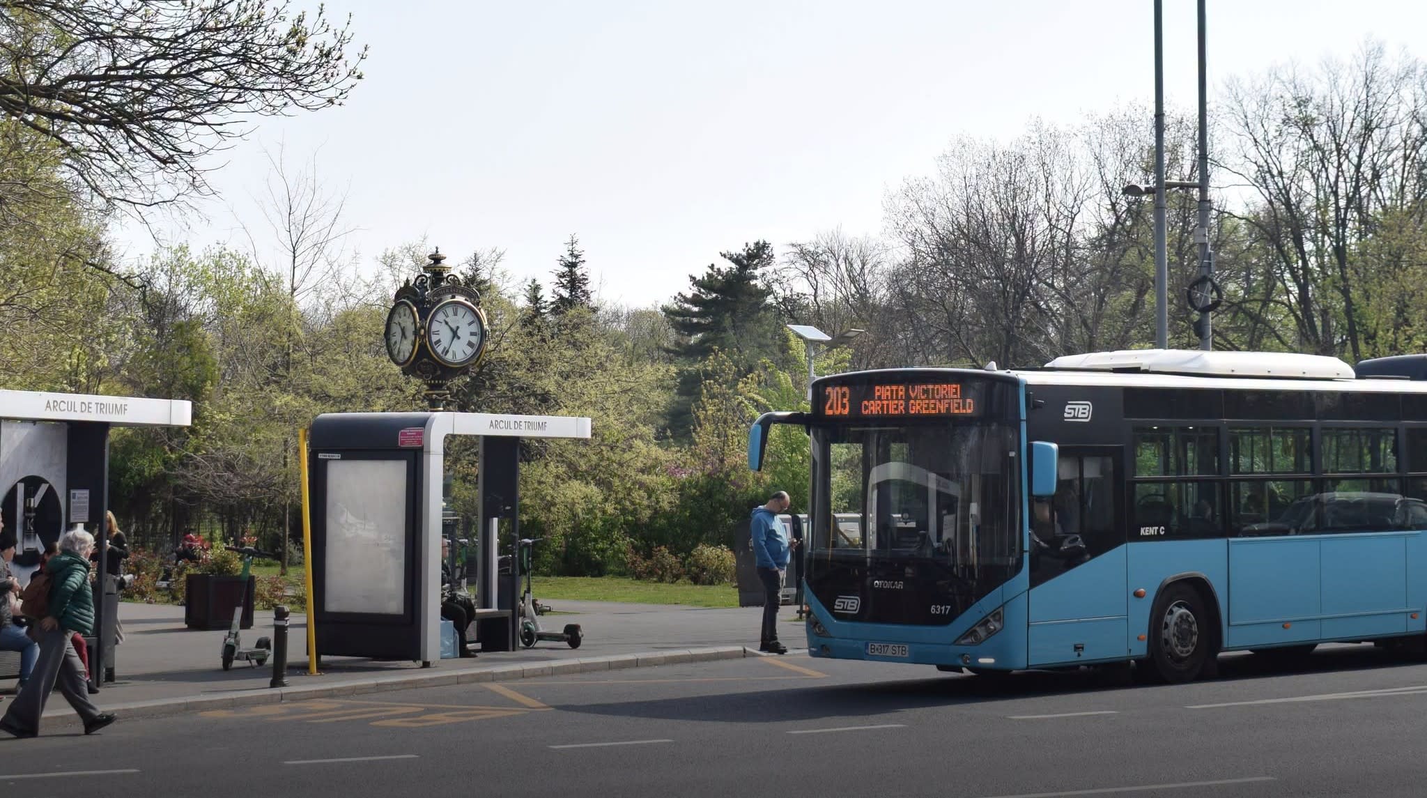 Autobuz STB la stația Aeroport Băneasa, București Autobuz STB la stația Aeroport Băneasa, București