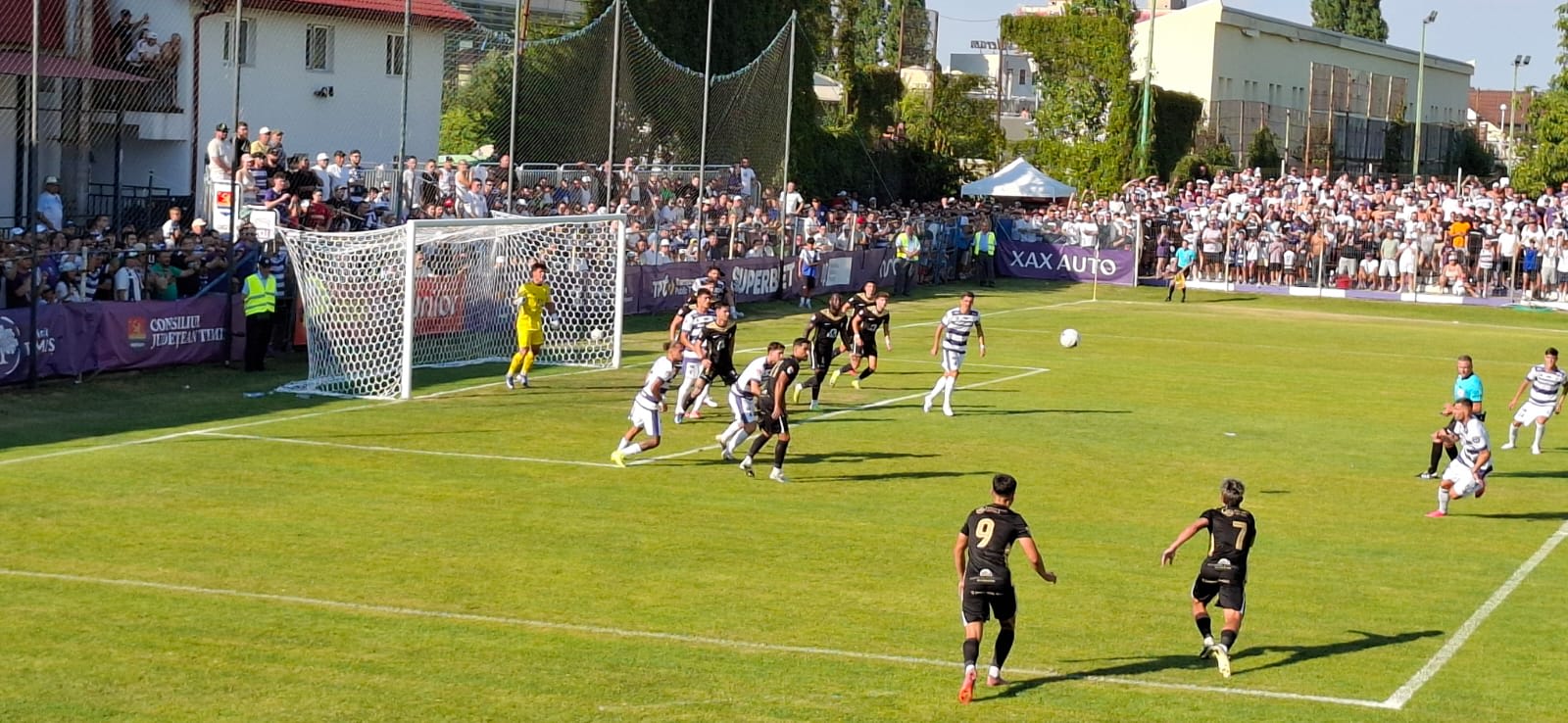 Jucători de fotbal în acțiune pe terenul din Cisnădie Jucători de fotbal în acțiune pe terenul din Cisnădie
