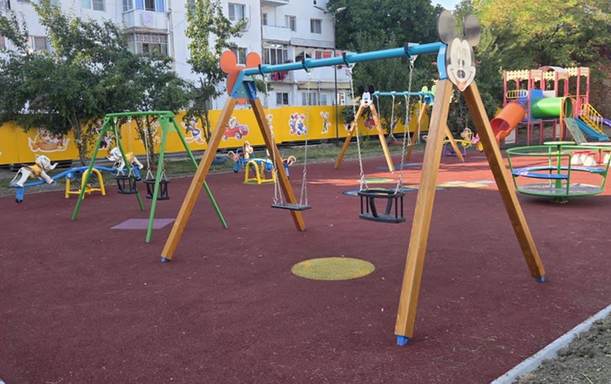 Noul parc modern din Filipeștii de Pădure, realizat din bugetul local, a fost recepționat
