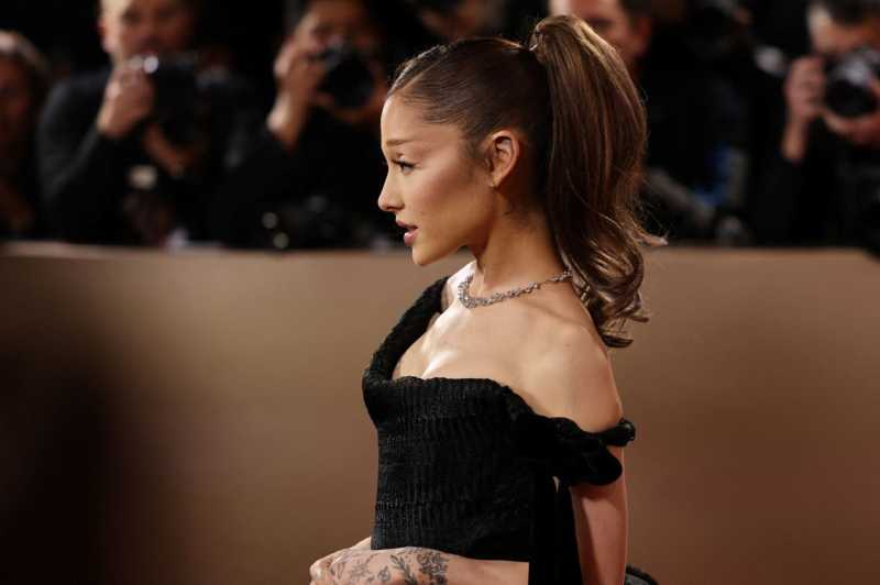 Ariana Grande în studio, cântând în Germania Ariana Grande în studio, cântând în Germania