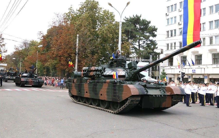Parada militară în centrul orașului Buzău, soldați în uniformă, public spectatori Parada militară în centrul orașului Buzău, soldați în uniformă, public spectatori