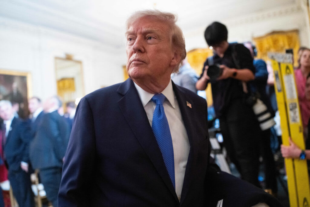 Președintele Donald Trump în fața Casei Albe, cu planuri de construcție în mână Președintele Donald Trump în fața Casei Albe, cu planuri de construcție în mână
