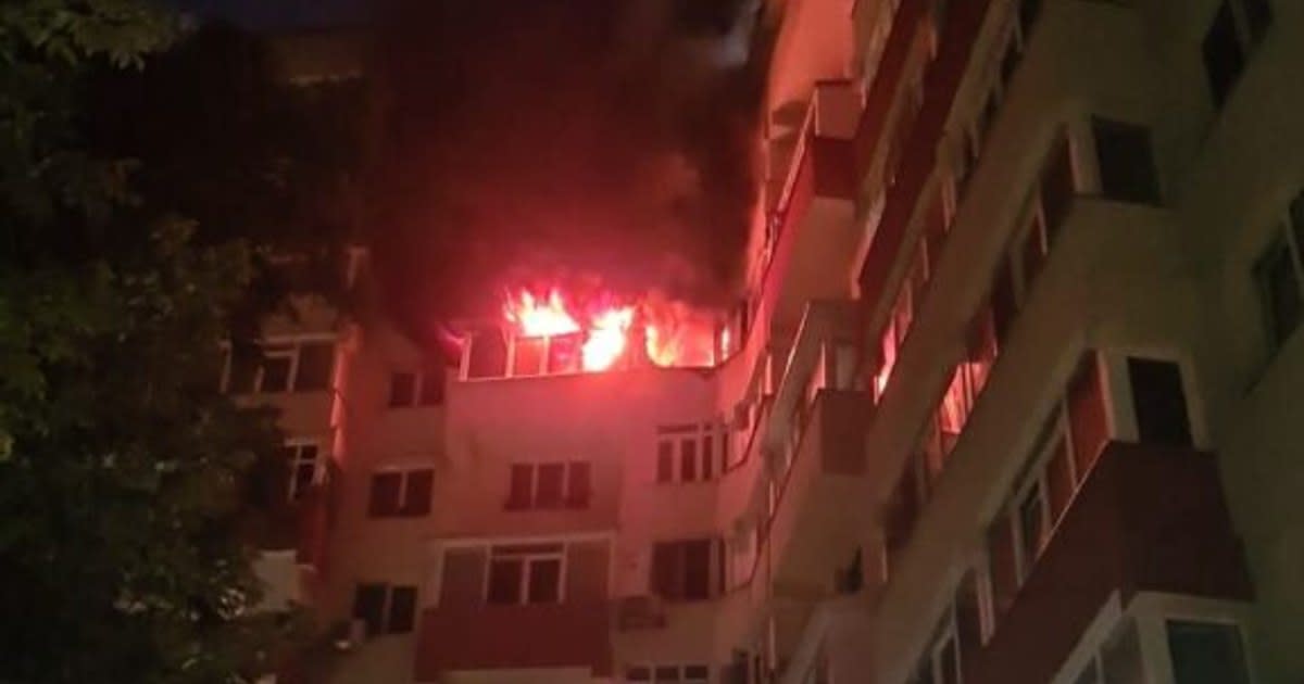 Incendiu puternic într-un bloc din București: 20 de persoane s-au autoevacuat, două au fost scoase de pompieri