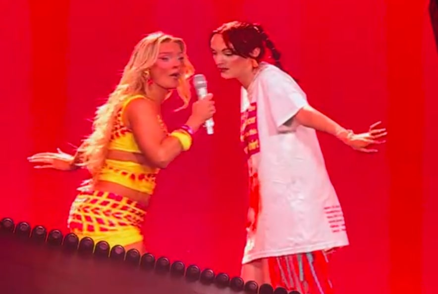 Zara Larsson pe scenă la UNTOLD 2026, fană pe scenă, moment special Zara Larsson pe scenă la UNTOLD 2026, fană pe scenă, moment special
