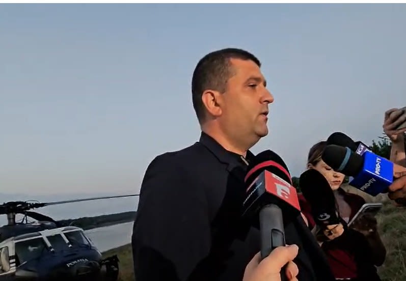 Barje pe Dunăre în timpul intervenției de scufundare, echipe de specialiști, apă și echipament tehnic Barje pe Dunăre în timpul intervenției de scufundare, echipe de specialiști, apă și echipament tehnic