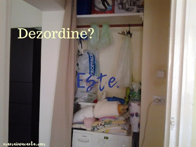 Locuință aglomerată cu grămezi de obiecte, case în dezordine Locuință aglomerată cu grămezi de obiecte, case în dezordine
