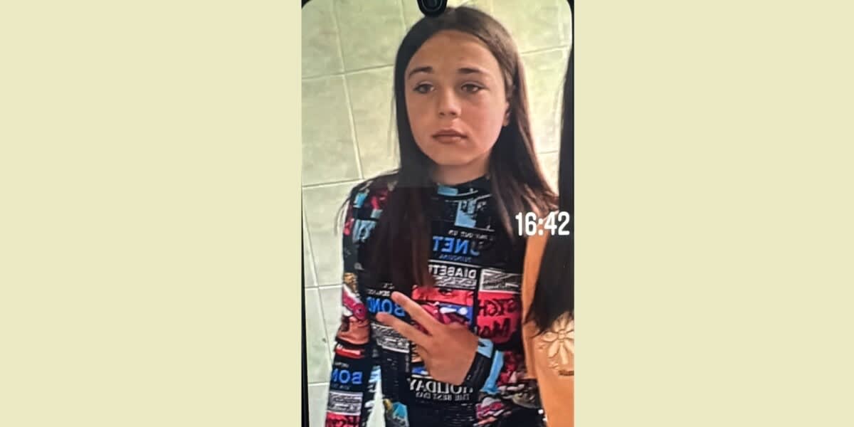 Polițiști căutând o fată dispărută Polițiști căutând o fată dispărută