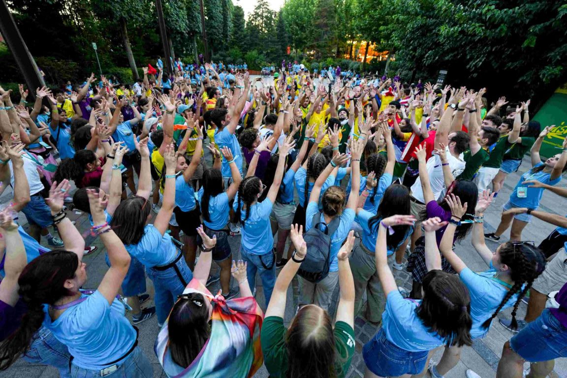 Parada interculturală ISWinT în Timișoara, oameni cu steaguri și costume tradiționale Parada interculturală ISWinT în Timișoara, oameni cu steaguri și costume tradiționale