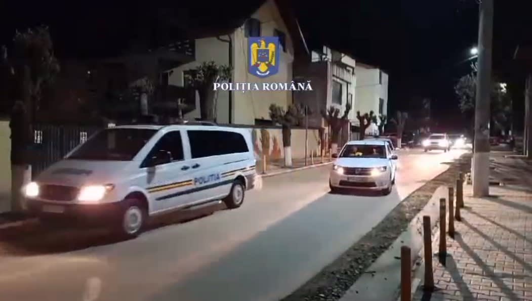 Polițiști prahoveni efectuează descinderi într-un dosar de furt calificat