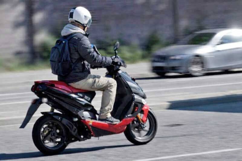 Bărbat de 55 de ani prins beat pe moped fără permis în Tisa