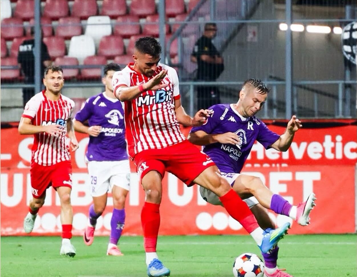 Jucători de fotbal UTA și Rapid în ploaie pe stadionul din Arad Jucători de fotbal UTA și Rapid în ploaie pe stadionul din Arad