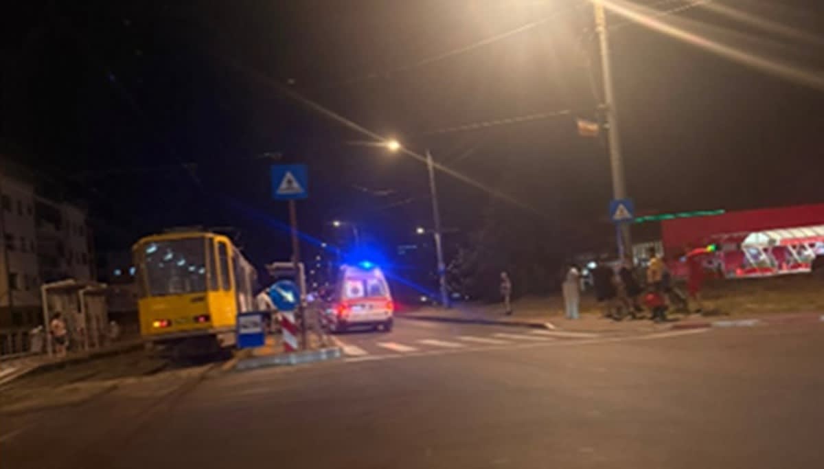 Tânără de 19 ani, lovită de tramvai în Ploiești în timp ce traversa trecerea de pietoni