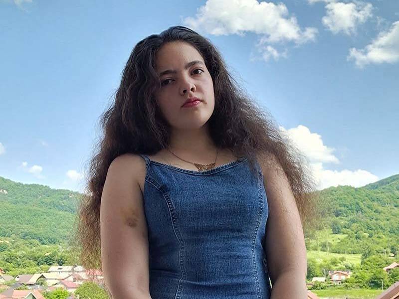 Cerasela Pop expune icoane pe sticlă la Catedrala Sfânta Treime Cerasela Pop expune icoane pe sticlă la Catedrala Sfânta Treime